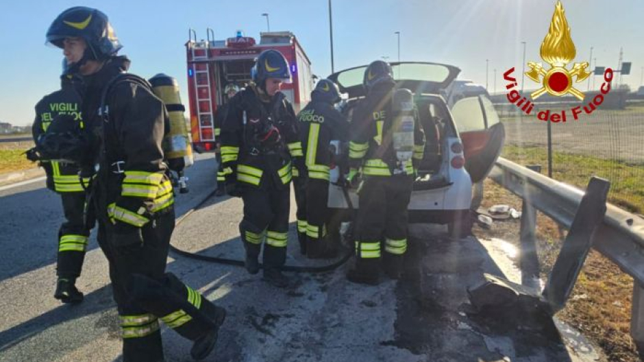 Auto va a fuoco a Carisio: sul posto i vigili del fuoco